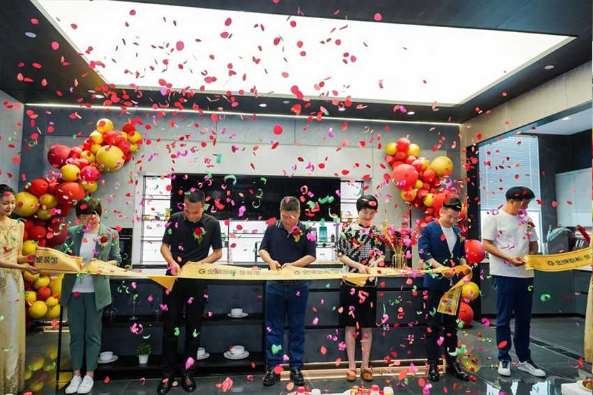 熱烈祝賀九鼎裝飾金牌廚柜整裝館盛大開業！